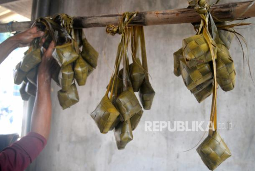 Warga meniriskan ketupat yang sudah matang di usaha rumahan pembuat ketupat, Sleman, Yogyakarta, Kamis (20/4/2023). Pakai Cara Ini Agar Ketupat tidak Cepat Basi, Tahan Hingga 3 Hari! Foto: Republika/Wihdan Hidayat