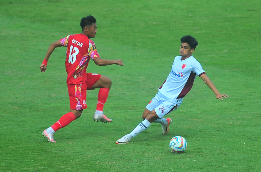 Gelandang Persis Solo Rizky Dwi diadang PSM Makassar Muh Rizky Eka Pratama pada laga kedua matchday Piala Presiden 2024 antara Persis Solo melawan PSM Makassar di Stadion Si Jalak Harupat, Senin (22/7/2024).