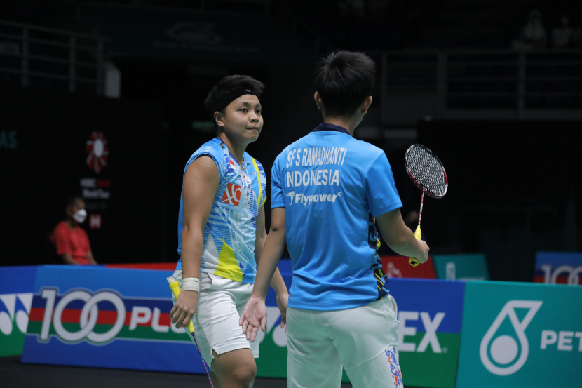 Mengikuti tiga turnamen dalam tiga pekan beruntun menjadi rintangan tersendiri untuk Apriyani Rahayu/Siti Fadia Silva Ramadhanti. Di Singapore Open 2022, Apri/Fadia lolos ke babak kedua.