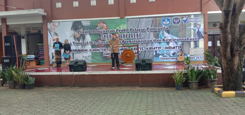 Kepala SMAN 2 Kota Tangerang, Kukuh Wahyudi memberikan kata sambutan pada acara pengukuhan Profil Pelajar Pancasila, Kamis (20/10/2022). (Foto: Dok SMAN 2 Kota Tengerang)