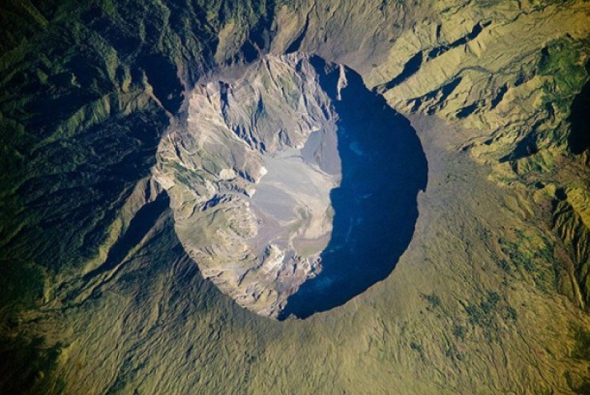 Kawah akibat letusan Gunung Tambora. Foto: tamboratrek.com