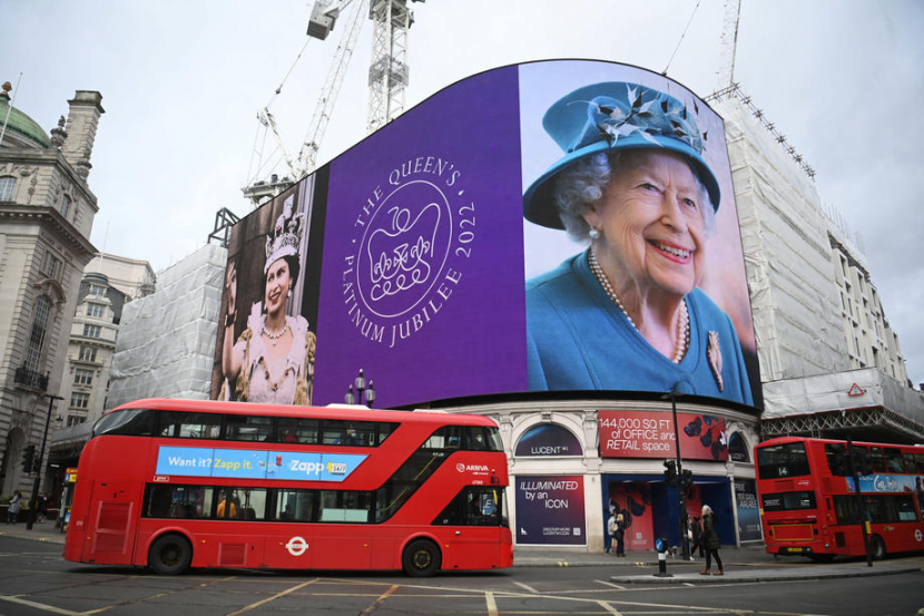 Foto Ratu Elizabeth II tampil di layar di Piccadilly Circus di London, Inggris, 6 Februari silam. (NEIL HALL/EPA-EFE)