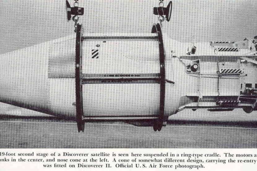 Satelit mata-mata Discover 1 dan roket tahap kedua terlihat tergantung dalam foto Angkatan Udara AS yang tidak disertai keterangan waktu. Satelit itu diluncurkan pada 28 Februari 1959 dan kemudian hilang. Gambar: Angkatan Udara AS