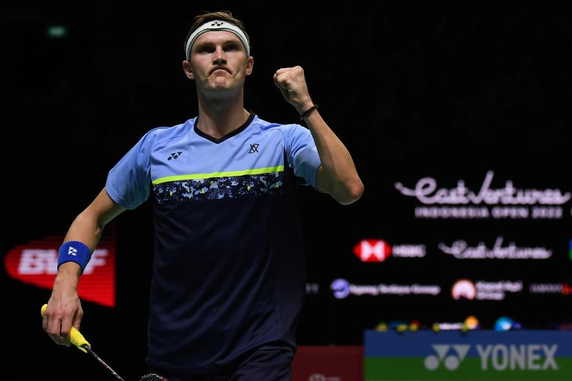 Dalam jadwal Indonesia Open 2023 hari ini, pemain peringkat 1 dunia, Viktor Axelsen akan bertanding di babak final. Axelsen mengejar rekor hattrick atau menjuarai tiga kali beruntun di Istora Senayan.