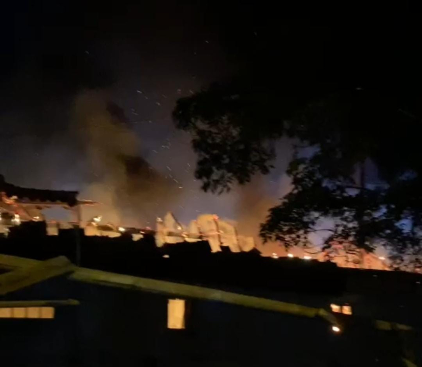 Kebakaran melanda SMAN 1 Indramayu, pada Jumat (15/9/2023). Diduga kebakaran ini terjadi akibat konsleting listrik di ruangan kantin. (Foto Matapantura)