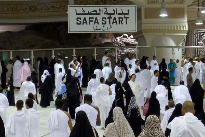 Jamaah melakukan ibadah Sai di Masjidil Haram, Mekkah, Arab Saudi. (Antara)