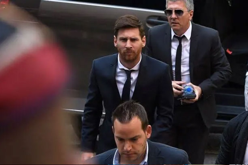 Lionel Messi bersama ayahnya, Jorge yang juga merangkap agen pemain.