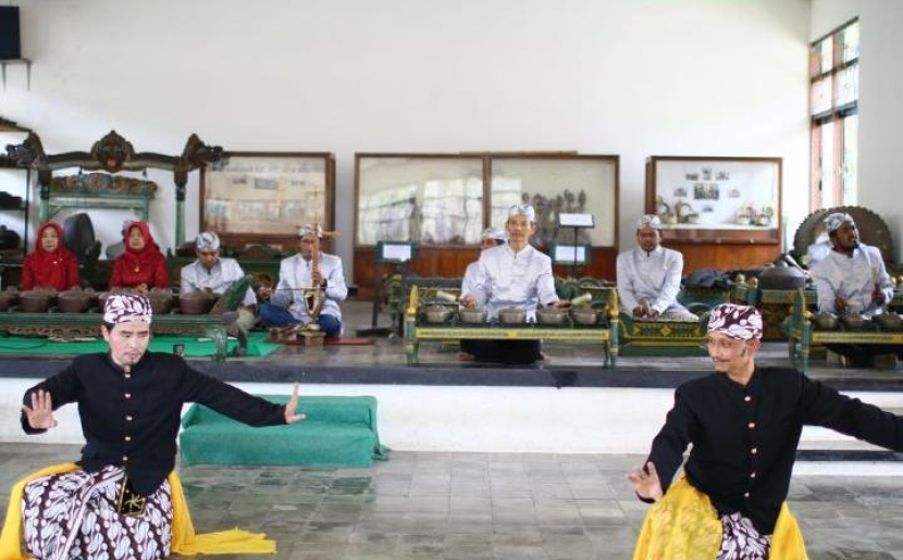 Dua orang penari pria mempertunjukkan tari keurseus dengan iringan Gamelan Sari Oneng di Gedung Gamelan, Museum Prabu Geusan Ulun, Sumedang, Ahad (4/9/2022) (Tim Pengmas UI)