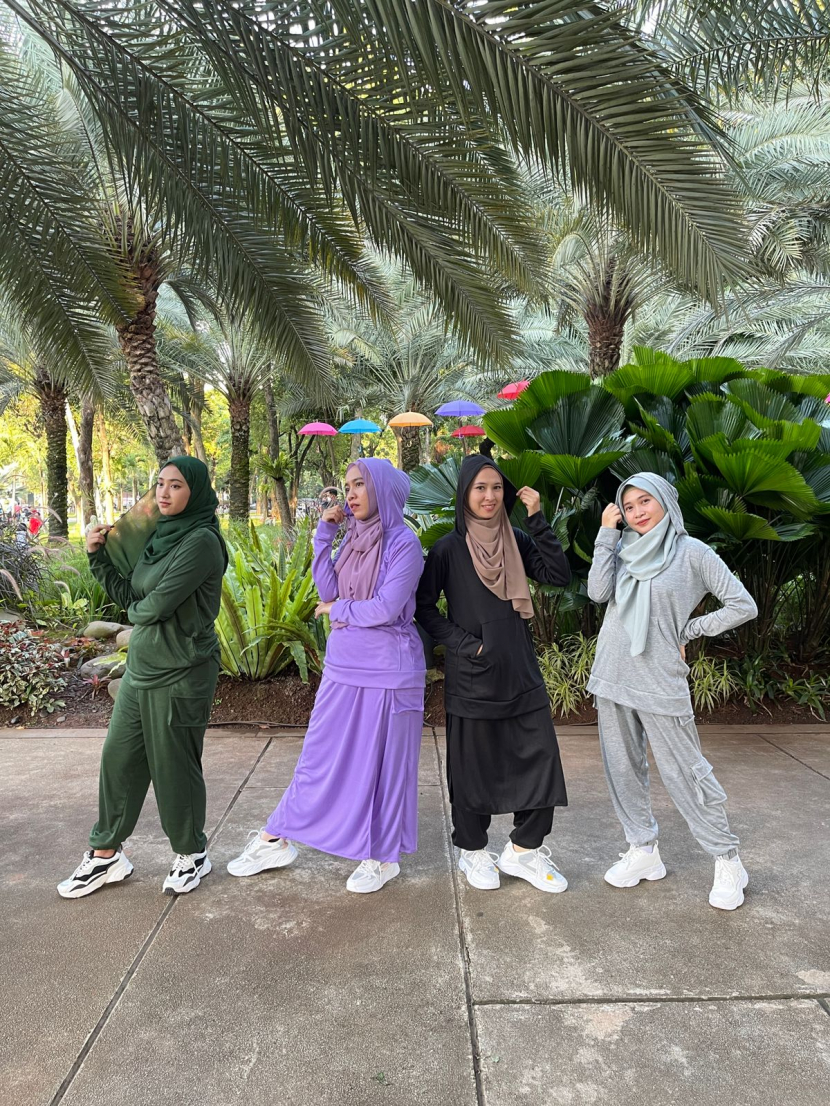 Muslimah tetap bisa berolahraga dengan nyaman memakai pakaian yang menutup aurat. Ada beragam model baju sporty untuk muslimah, mulai dari celana hingga rok celana. Foto: Instagram @Luppin.id