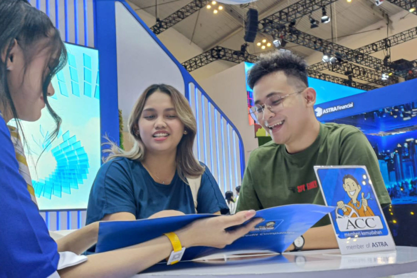 Retail Business Division Head ACC Beny Chandra, Chief Marketing & Sales Officer Tan Chian Hok dan Marketing& Product Division Head Felix Wijaya berbincang dengan customer di Main Booth Astra Financial di GIIAS 2024. ACC menawarkan promo menarik bunga 0,67% untuk tenor 1 tahun kepada pengunjung GIIAS dari tanggal 18-28 Juli 2024.