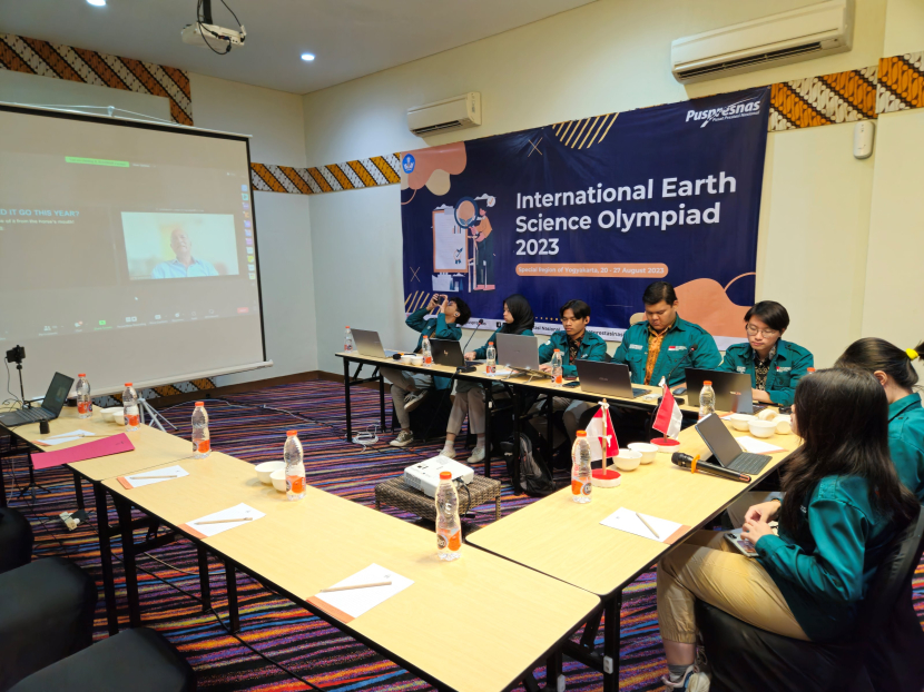 Sebanyak 13 medali diraih Tim Indonesia di ajang International Earth Science Olympiad (IESO) ke-16. Foto : puspresnas  