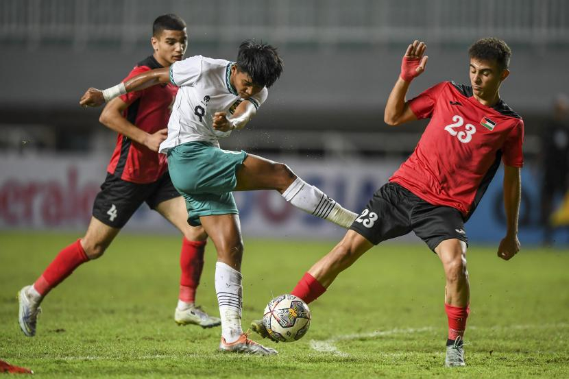Striker Indonesia Arkhan Kaka (putih) menjadi pemain yang mendapat perhatian ekstra.