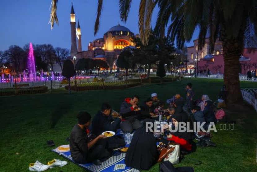 Umat berbuka puasa di hari pertama Ramadhan di depan Masjid Agung Hagia Sophia di Istanbul, Turki, (23/3/2023). Foto: EPA-EFE/SEDAT SUNA 