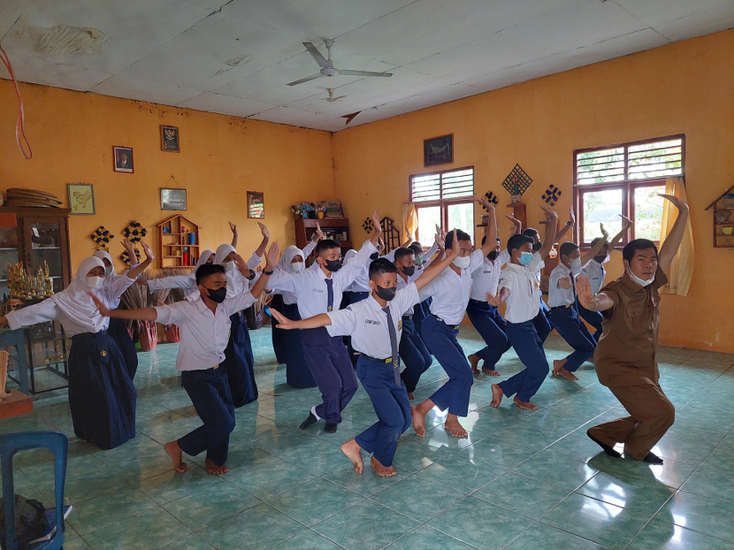  Meskipun siswa laki-laki awalnya kurang berminat, namun semangat mengajar seni tari menjadi hal yang harus terus digelorakan kepada peserta didik.