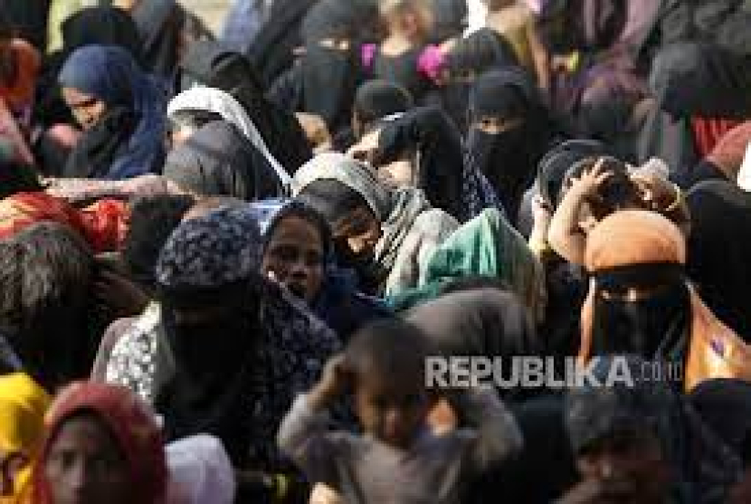 Pengungsi Rohingya dari negara bagian Rakhine Myanmar menyeberang ke Bangladesh.