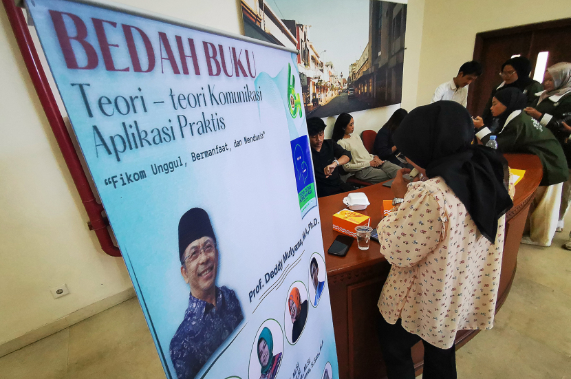 Suasana Diskusi buku Teori-teori Komunikasi Aplikasi Prakstis di Auditorium Fakultas Ilmu Komunikasi Universitas Padjadjaran,Jatinangor, Kabupaten Sumedang, Rabu (14/8/2024). (Foto: Yogi Ardhi/Republika Network)