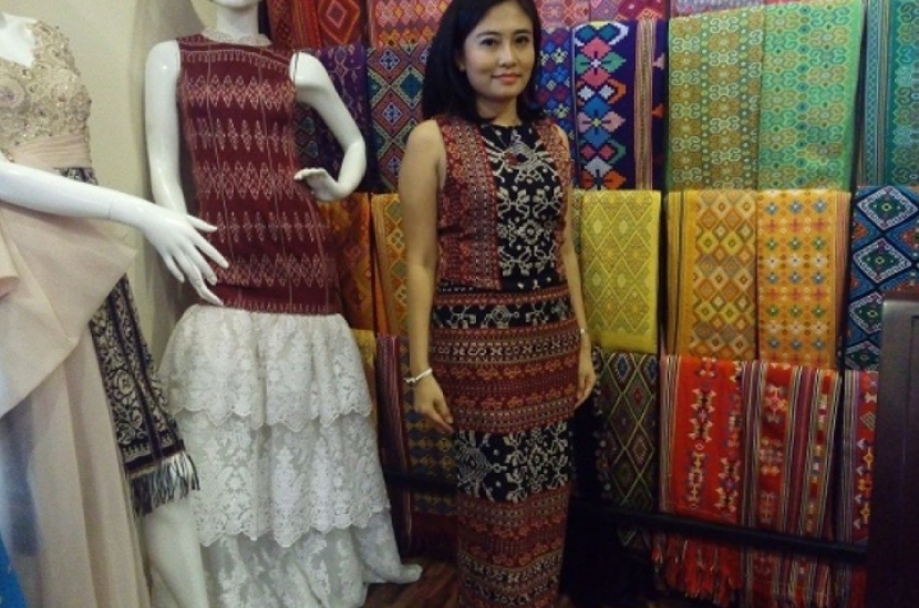 Baju dari kain tenun NTT (foto: desy susilawati/republika).