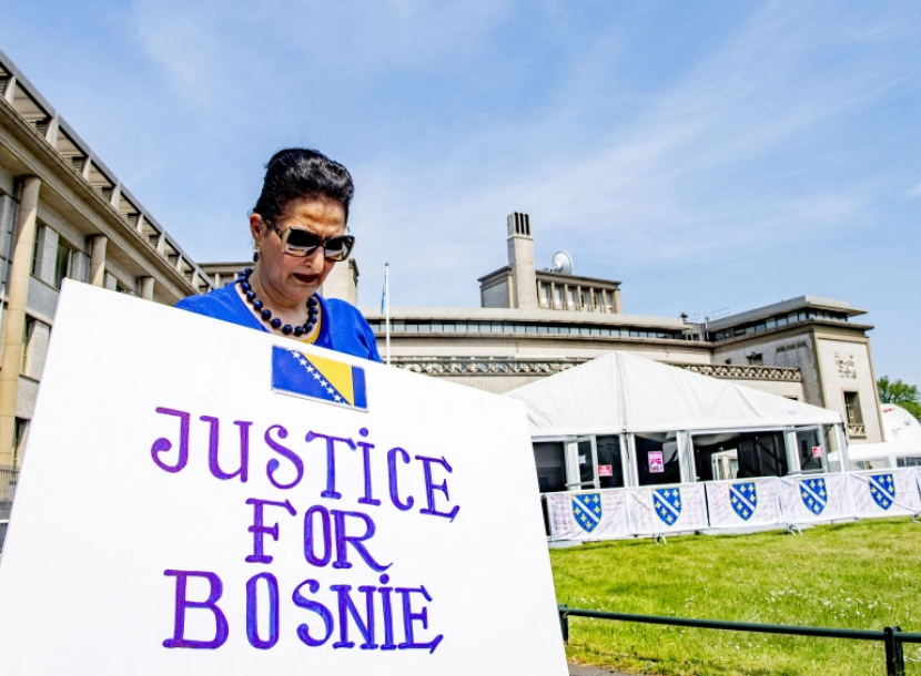 Keterangan Foto: Seorang wanita memegang plakat meminta keadilan bagi Bosnia di luar Den Haag Pidana Internasional PBB untuk Bekas Yugoslavia (UN ICTY), sebelum hakim PBB di Den Haag membuat keputusan.