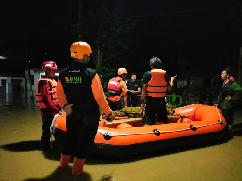 BMH mengirimkan satu unit perahu karet untuk membantu korban banjir Trenggalek, Jatim. (Foto: Dok BMH)