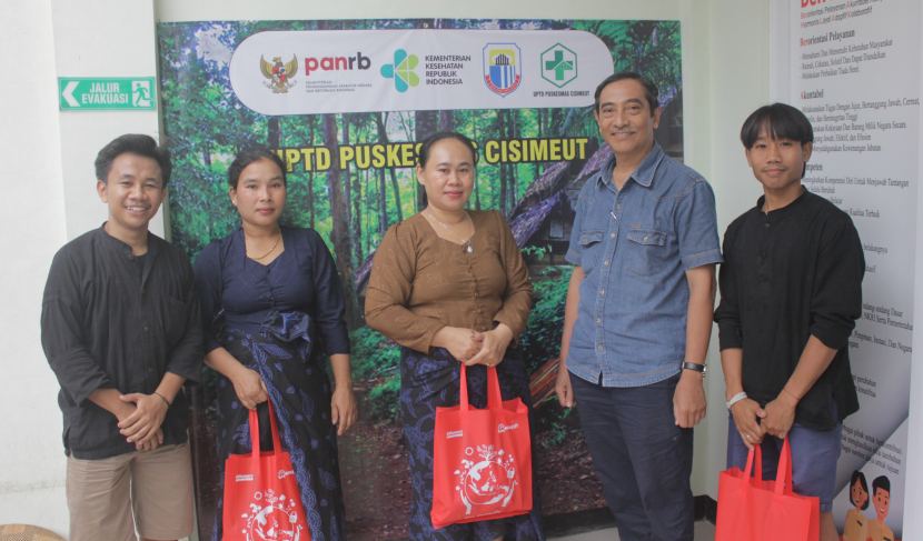 Tim Pengmas UI bersama perwakilan kader penyuluhan dari masyarakat Baduy yang membantu tugas tenaga kesehatan di Puskesmas Cisimeut (dok. Pengmas UI)