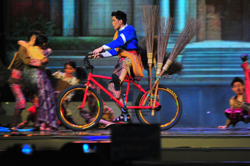 Grand entrance Kabayan memasuki setting pentas dengan cara unik, bersepeda menabrak pedagang lain di pasar.