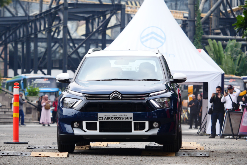 Calon konsumen pun bisa menjajal kenyamanan Citroen The All New C3 Aircross SUV dengan berbagai skenario kondisi jalan di lintasan yang disediakan di Trans Studio Mall Bandung, Selasa (30/4/2024)