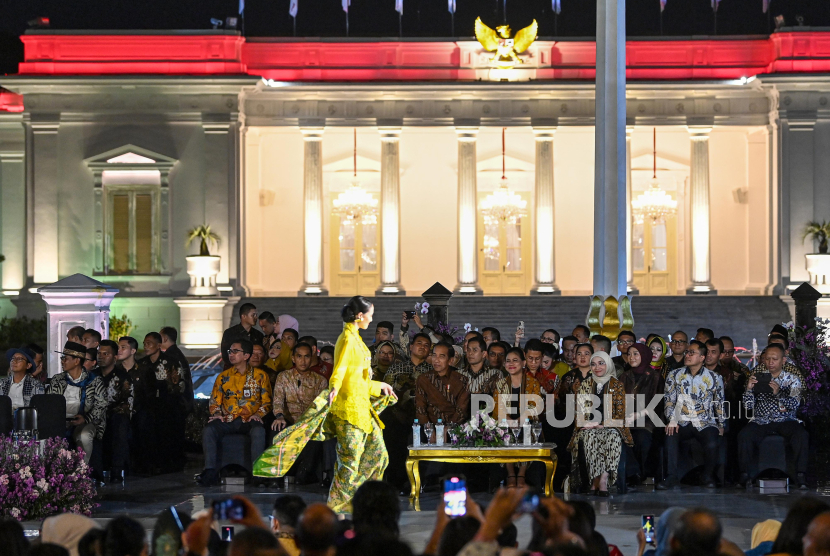 Presiden Joko Widodo (tengah) didampingi Ibu Negara Iriana Joko Widodo menyaksikan peragaan busana batik dalam acara Istana Berbatik di depan Istana Merdeka, Jakarta, Ahad (1/10/2023). dok: ANTARA FOTO/SIGID KURNIAWAN/Republika.co.id
