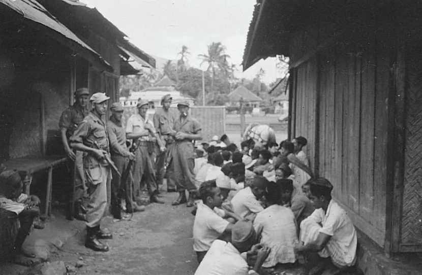 Pada bulan September 1947, patroli Belanda menangkap orang Indonesia di dekat Cirebon. Menurut keterangan asli. mereka 'menunggu interogasi'. (Foto BNA Photography/Alamy).