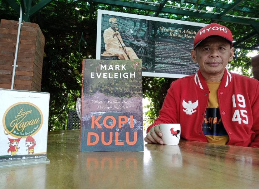 Ngopi dulu di Kafe Kopi Lapau Kapau, bersama buku Kopi Dulu. Selain menyajikan menu utama nasi kapau, di lapau yang ada di Nagari Kapau ini juga ada kafe kopinya