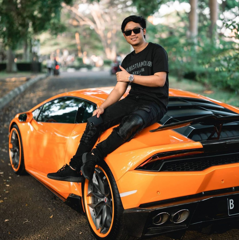 Doni Salmanan berada diatas salahsatu koleksi mobil mewahnya hasil dari trading. /Instagram @donisalmanan