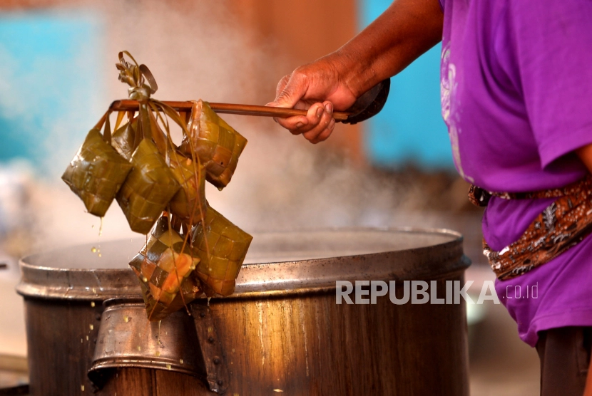 Ketupat Sayur, makanan khas di hari raya.