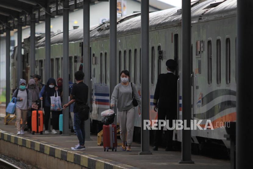 Ilustrasi foto penumpang turun di Stasiun Jatibarang, Indramayu, Jawa Barat. 