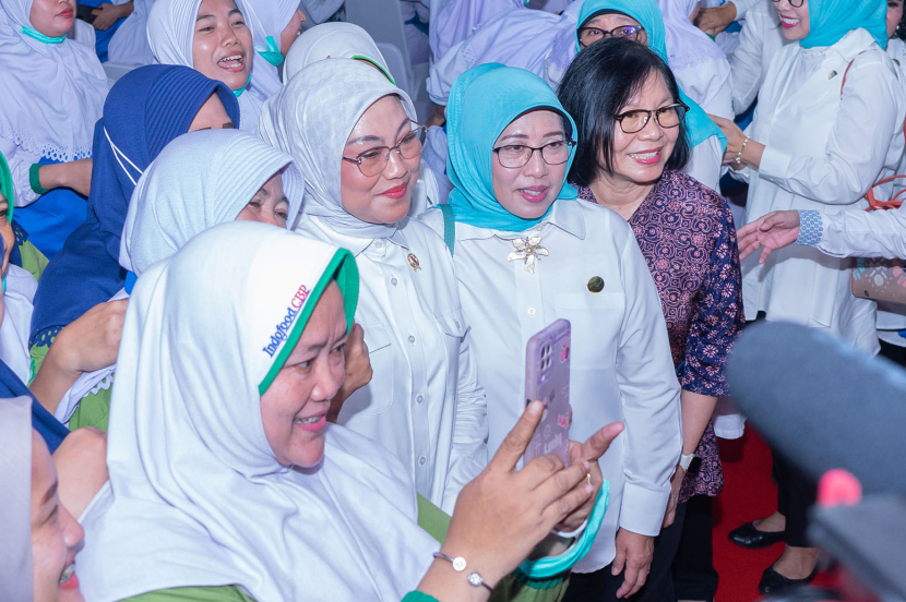 Menteri Ketenagakerjaan Ida Fauziyah didampingi Direktur Indofood CBP Tan Suzi Indriani berswafoto dengan karyawan Program Aksi Pemeriksaan IVA di PT Indofood CBP Sukses Makmur Tbk, Bekasi, Rabu (19/6/2024). Pemeriksaan IVA (Inspeksi Visual dengan Asam Asetat) ini sebagai metode deteksi dini kanker serviks pada tenaga kerja perempuan.