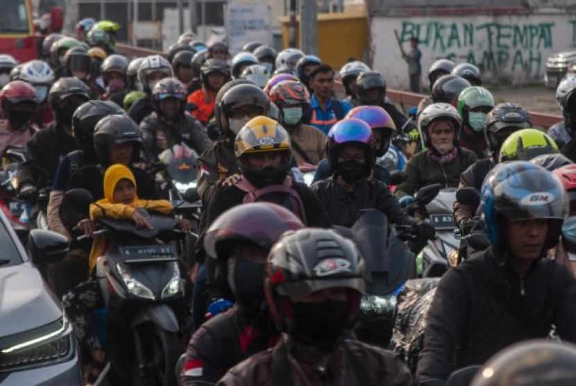 Pemudik bersepeda motor terjebak kemacetan di pintu keluar Pelabuhan Merak, Kota Cilegon, Banten, Sabtu (7/5/2022). Mudik 2023, Dinkes Kota Cilegon Siagakan Lima Posko Kesehatan. Foto: ANTARA/Muhammad Bagus Khoirunas 