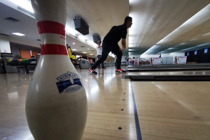 Manager Komunikasi Eksternal PT Telkomsel Kurnia. Purwanto melakukan lemparan pertama pada 14th Fun Bowling Tournament 2024 di Grand Bowling Serpong, Sabtu (26/4/2024) 