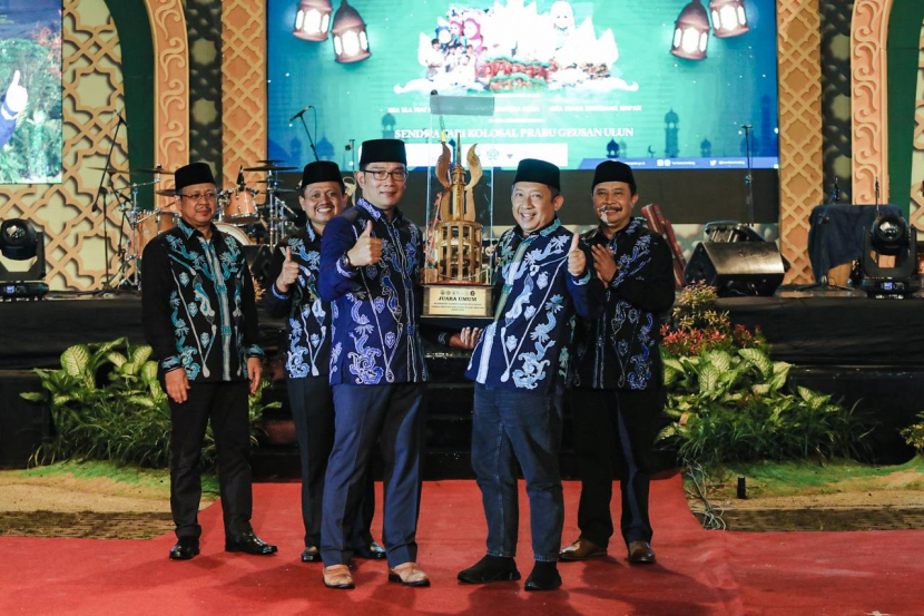 Gubernur Ridwan Kamil memberikan piala pada Wali Kota Bandung Yana Mulyana