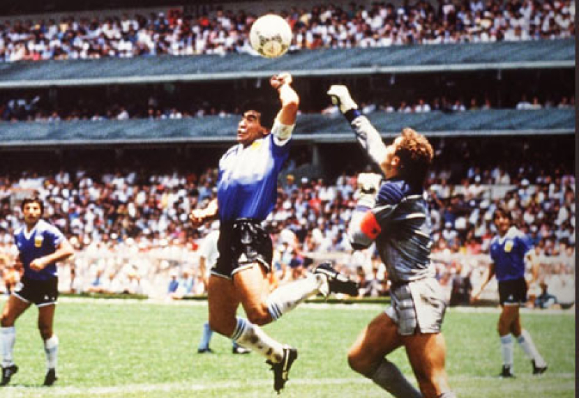 Gol Tangan Tuhan Maradona saat Argentina menekuk Inggris 2-1 di Piala Dunia 1986.