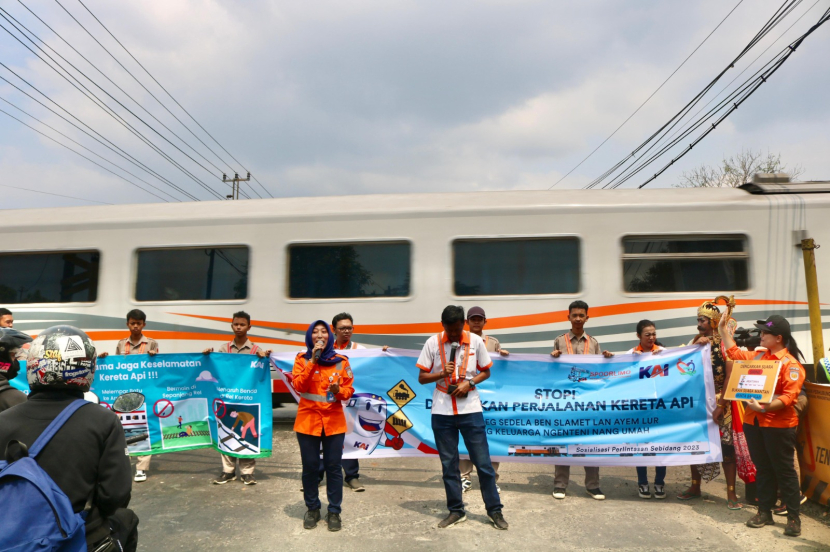 Kegiatan sosialisasi keselamatan dilakukan oleh Daop 5 Purwokerto pada Rabu (25/10). (Foto: Humas PT KAI)