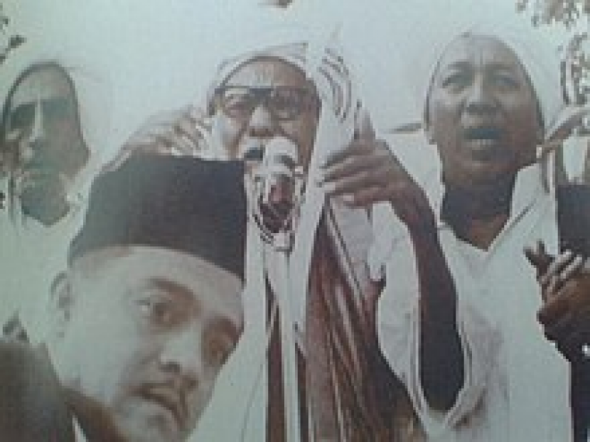  Hussein Shihab (berkopiah hitam) bersama Habib Ali bin Husein al-Attas (kiri), Habib Ali bin Abdurrahman al-Habsyi (tengah), dan Habib Muhammad bin Ali al-Habsyi (kanan) saat menghadiri acara Maulid Nabi Muhammad di Kwitang, Senen, Jakarta Pusat sekitar tahun 1950. Foto: Wikipedia