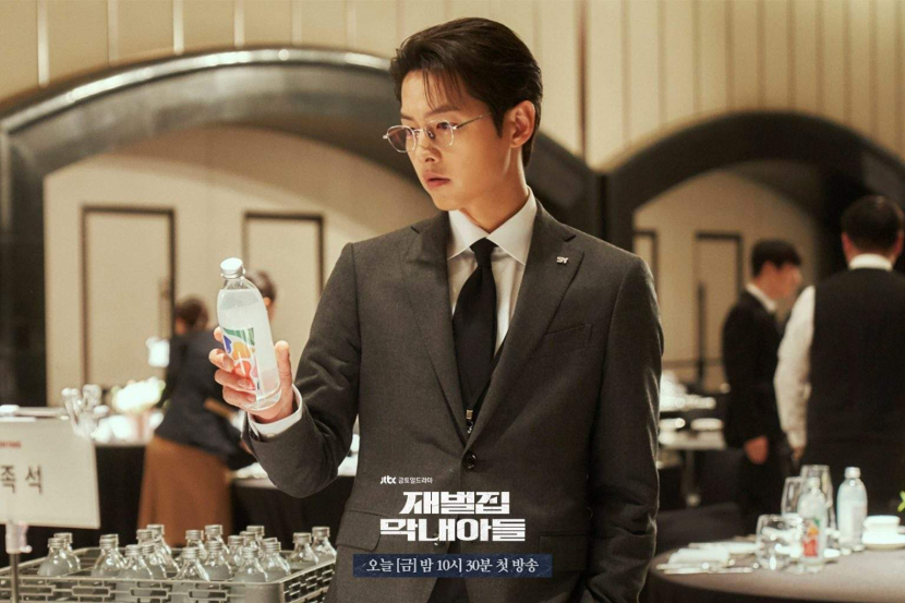 Song Jong-ki sebagai aktor pemeran Yoon Hyun-woo di Reborn Rich. Foto: Viu