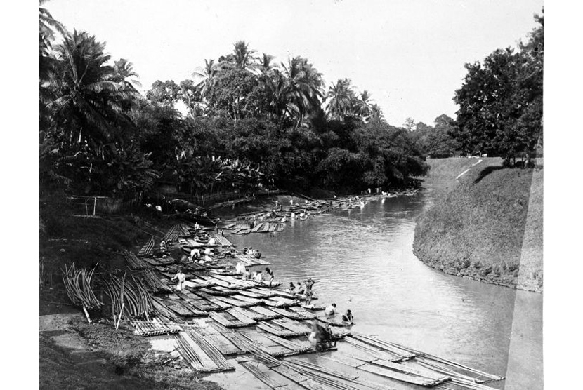 Sungai Ciliwung. Sebelum Ramadhan, dulu ibu-ibu dan gadis-gadis berkemben kain batik mandi wajib di atas getek-getek di pinggir Sungai Ciliwung. Foto: IST.