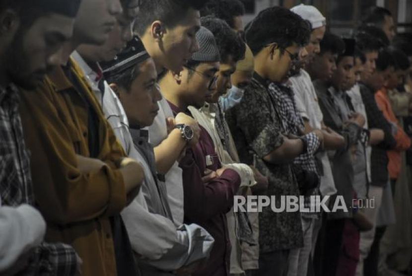 Umat muslim melaksanakan ibadah Sholat Tarawih di Masjid Al Lathiif, Jalan Saninten, Cihapit, Kota Bandung, Jawa Barat, Senin (27/3/2023). Pengurus DKM Al Lathiif menggelar Sholat Tarawih serta mengadakan berbagai kegiatan keagamaan selama Bulan Suci Ramadhan 1444 H. Foto: Republika/Abdan Syakura