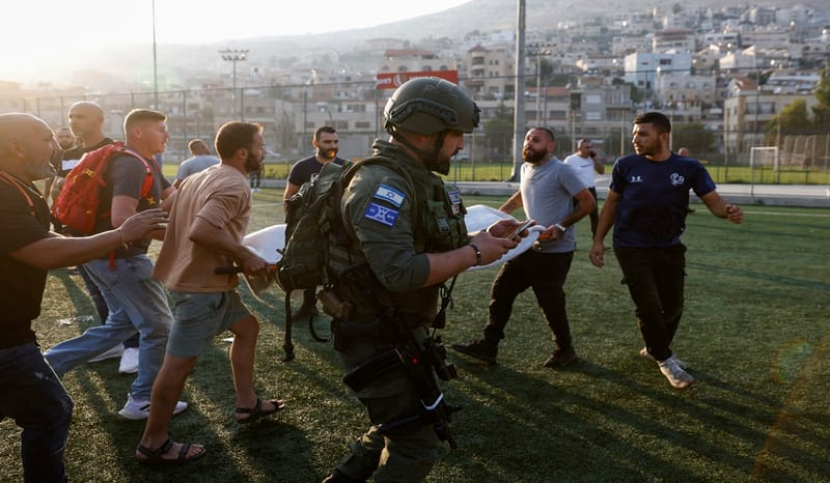 Personel tentara Israel membawa korban serangan bom di dataran tinggi Golan.