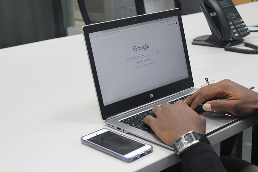 Ilustrasi cara hapus akun Google di laptop.