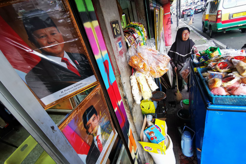 Foto Presiden dan Wakil Presiden RI terpilih, Prabowo Subianto dan Gibran Rakabuming Raka terpampang di kios pedagang lukisan dan bingkai di Jalan Veteran, Bandung,  Rabu (22/5/2024) (FOTO: YOGI ARDHI/REPUBLIKA NETWORK)