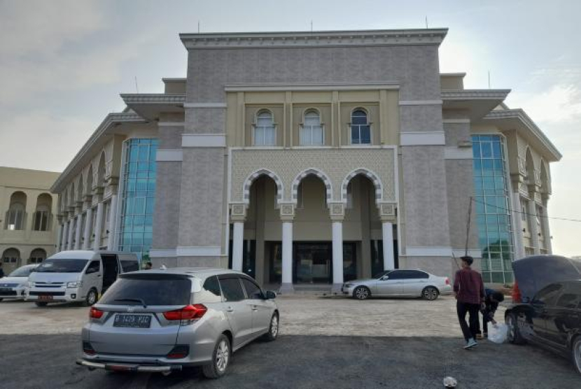 Asrama Haji Indramayu yang belum rampung dibangun di Jalan Nasional 1, Legok, Kecamatan Lohbener, Kabupaten Indramayu, Jawa Barat. (Dok. Republika)