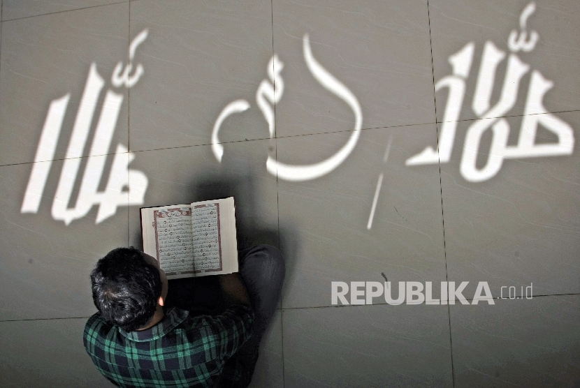 99 Asmaul Husna. Setiap Muslim dianjurkan membaca, menghafal, dan meresapi makna Asmaul Husna. Foto: Republika.