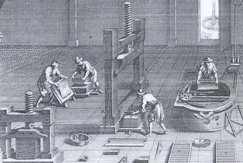 Proses pembuatan kertas di masa lalu. Kondisi ini menjadi gambaran keberadaan sejarah kertas di Indonesia. (Istimewa)