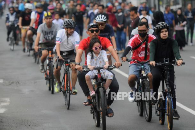 Sejumlah warga bersepeda saat Hari Bebas Kendaraan Bermotor (HBKB) di kawasan Sudirman, Jakarta, Ahad (7/5/2023). Foto: Republika/Putra M. Akbar