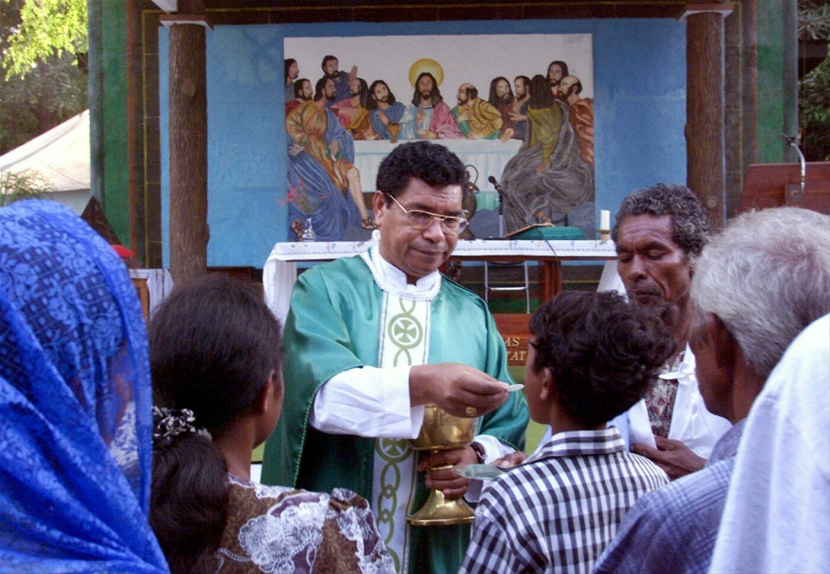 Uskup Belo dalam misa Jumat pagi di Dili, Timor Timur, pada tanggal 8 Oktober 1999. Belo kembali ke Timor-Leste pada tanggal 6 Oktober setelah diasingkan karena kekerasan di Dili. Dia melihat rumahnya dihancurkan oleh api dan artefak keagamaan yang dinodai oleh milisi pro-Jakarta. Sumber foto: Jason Reed / Reuters